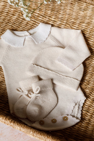 Neutral Baby Gift Set of bodysuit, hat and booties in moses basket